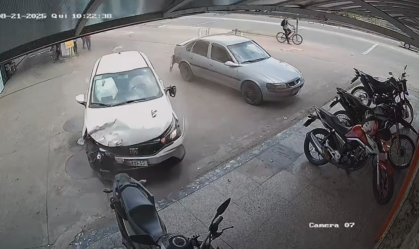 Vídeo: homem passa mal dirigindo, atropela pedestre e bate em dois veículos