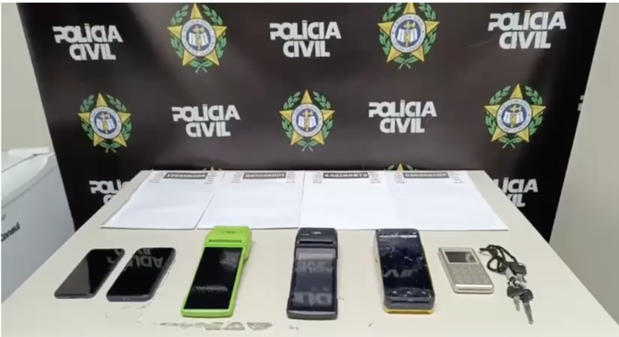 Maquininhas de cartão e celulares apreendidos com os criminosos • Reprodução