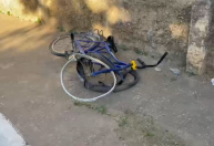 Vídeo: ciclista morre após perder o controle da bicicleta e cair em córrego