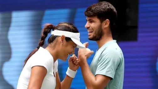 Carlos Alcaraz e Emma Raducanu, na estreia das duplas mistas do US Open, em Nova York, em 2025