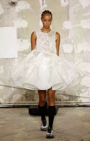 Uma modelo desfila na passarela durante o desfile da coleção feminina primavera-verão 2025 da Cecilie Bahnsen, como parte da Semana de Moda de Paris, em 25 de setembro de 2024 em Paris, França • Thierry Chesnot/Getty Images