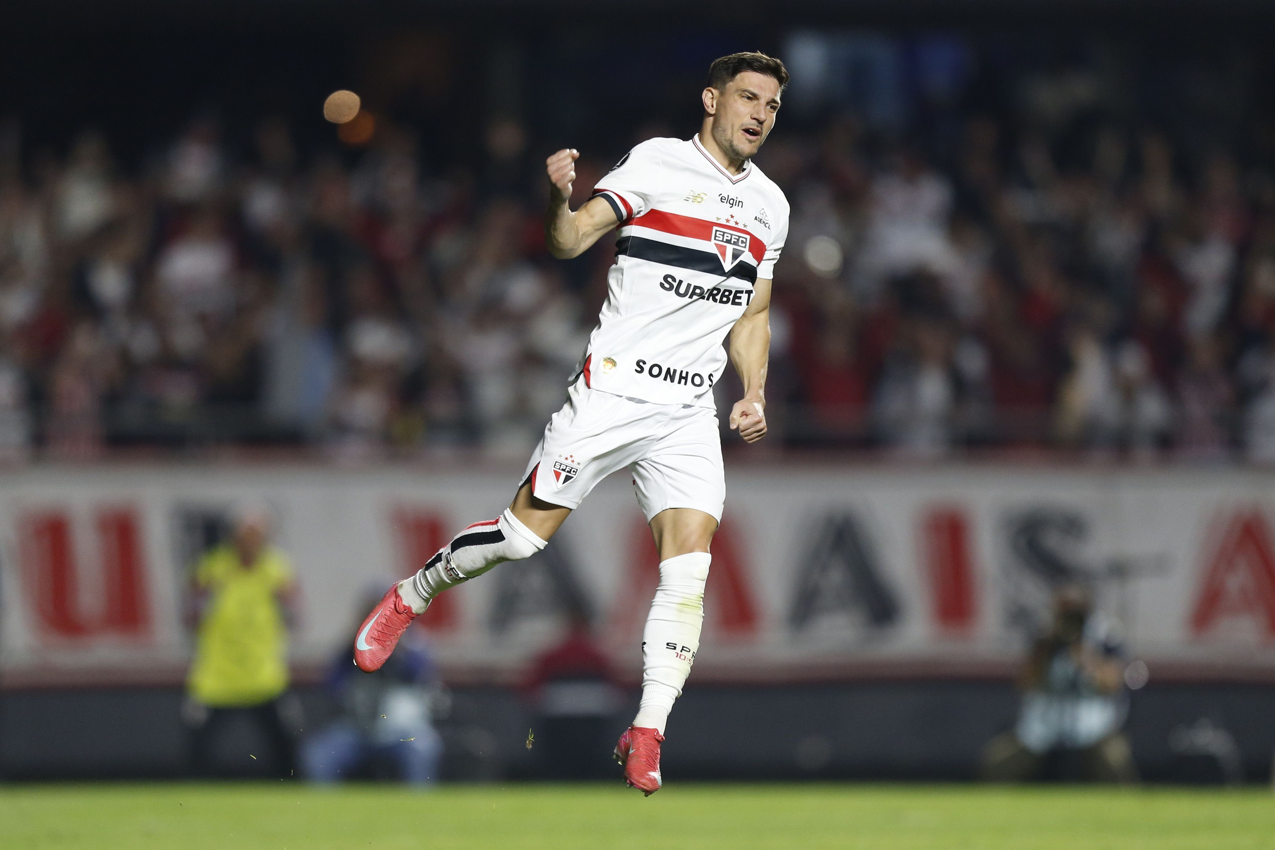 Cédric comemora classificação do São Paulo na Libertadores
