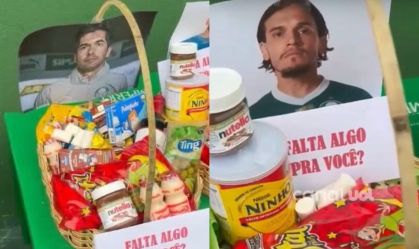 Torcida do Palmeiras faz protesto inusitado antes de jogo contra o Corinthians