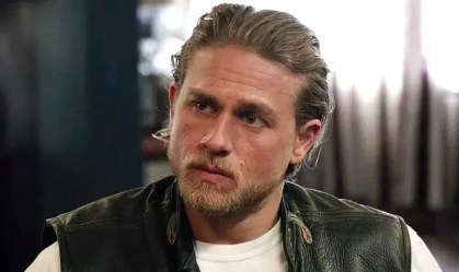 Nova temporada de "Monstros" mostra Charlie Hunnam como Ed Gein; veja