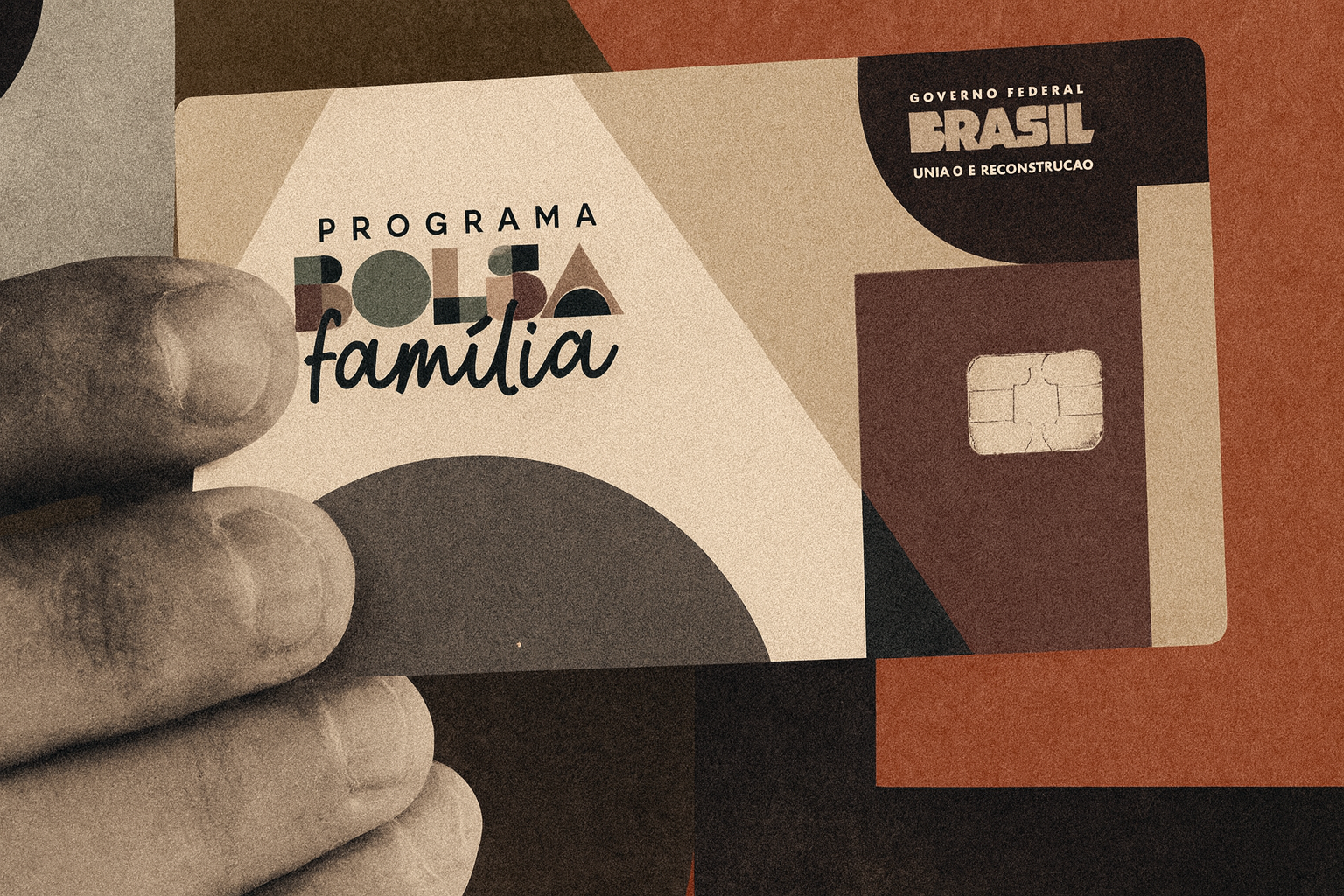 Pessoa segurando o cartão do Bolsa Família