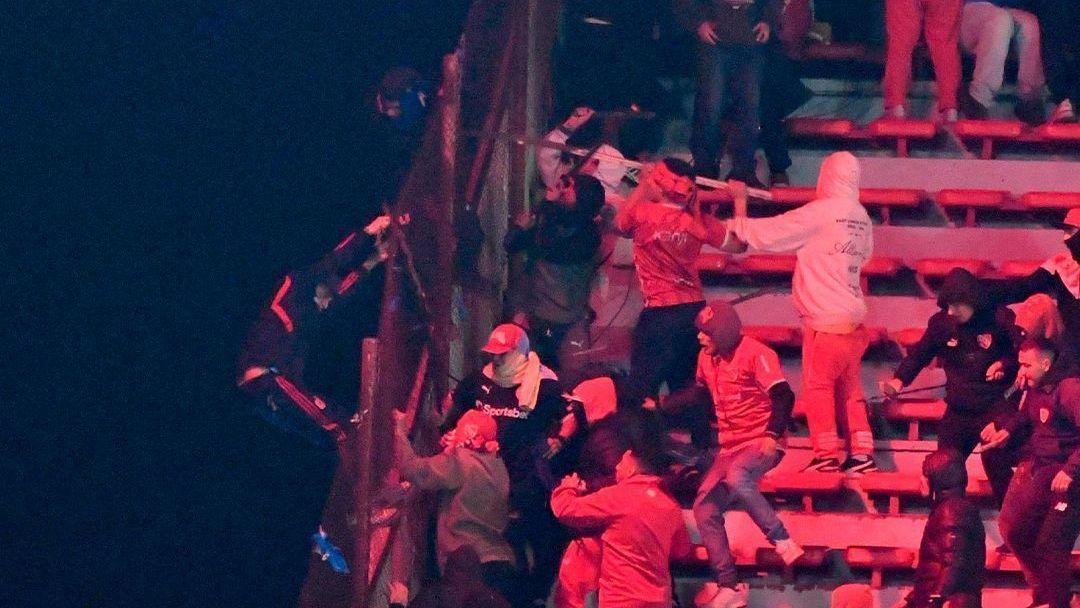 Torcedor pula de arquibancada para fugir de confusão