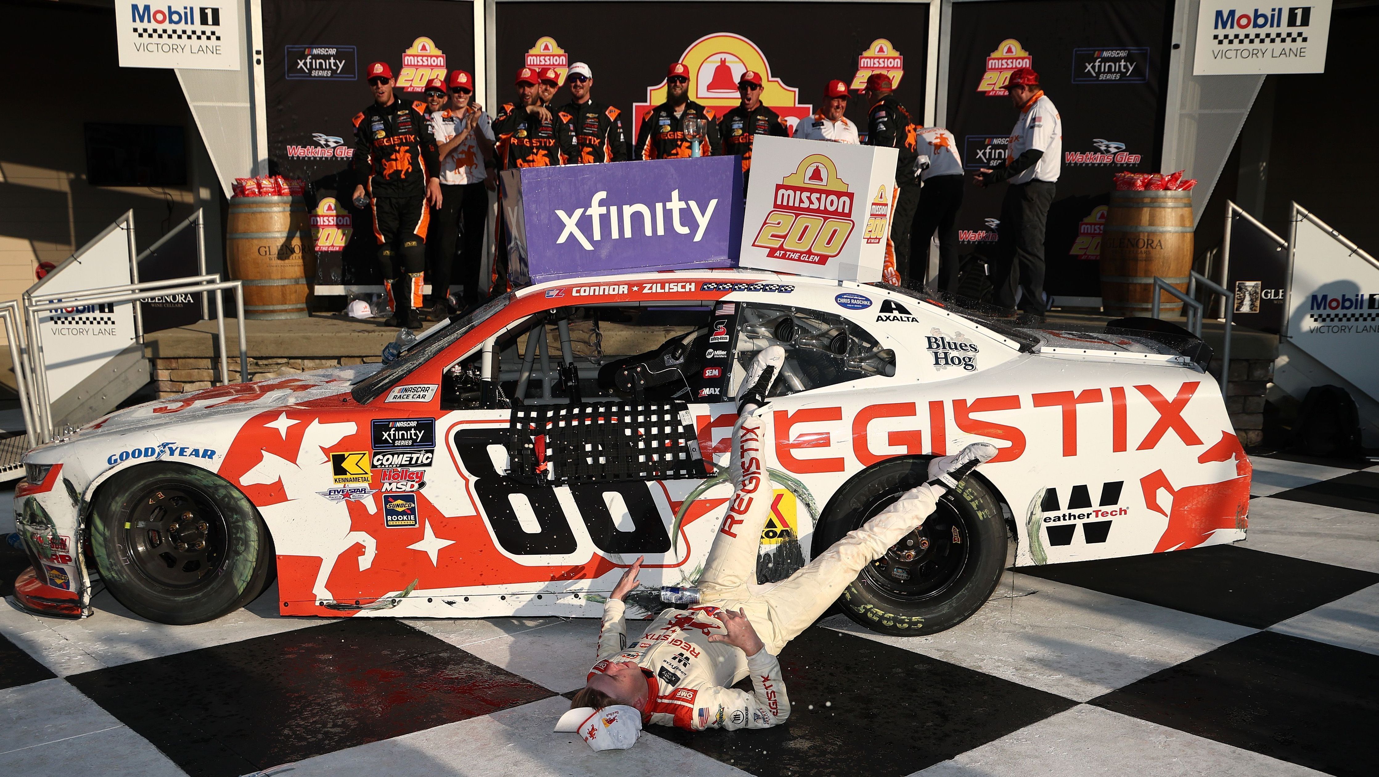 Piloto da NASCAR sofre queda e quebra clavícula ao comemorar vitória
