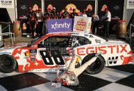 Piloto da NASCAR sofre queda e quebra clavícula ao comemorar vitória