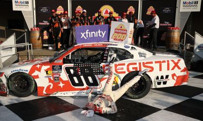 Piloto da NASCAR sofre queda e quebra clavícula ao comemorar vitória
