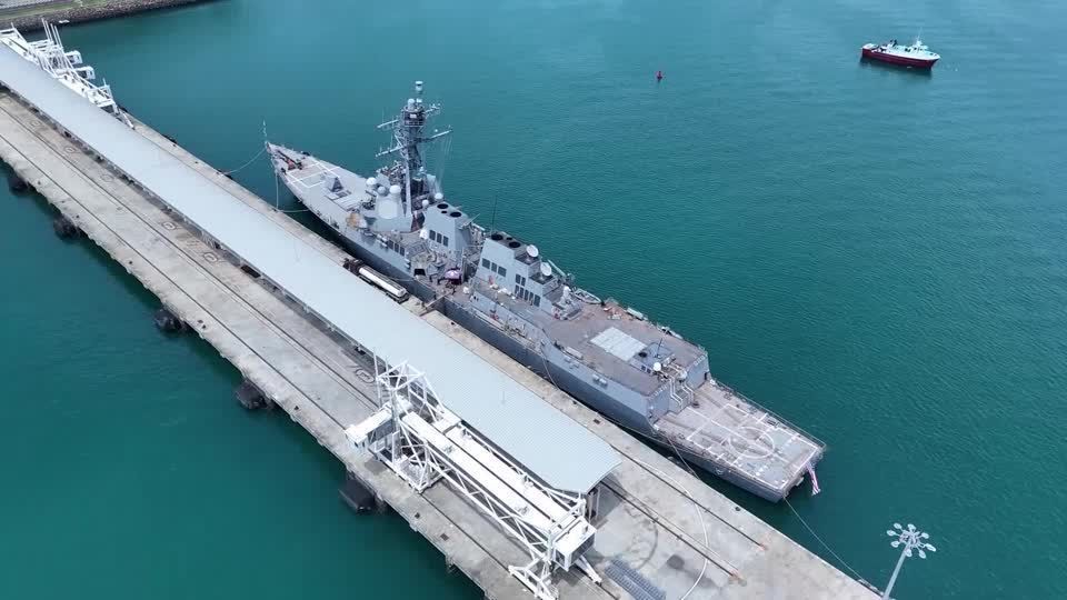 Contratorpedeiro de mísseis guiados USS Sampson DDG-102 da Marinha dos EUA ancorado no Canal do Panamá