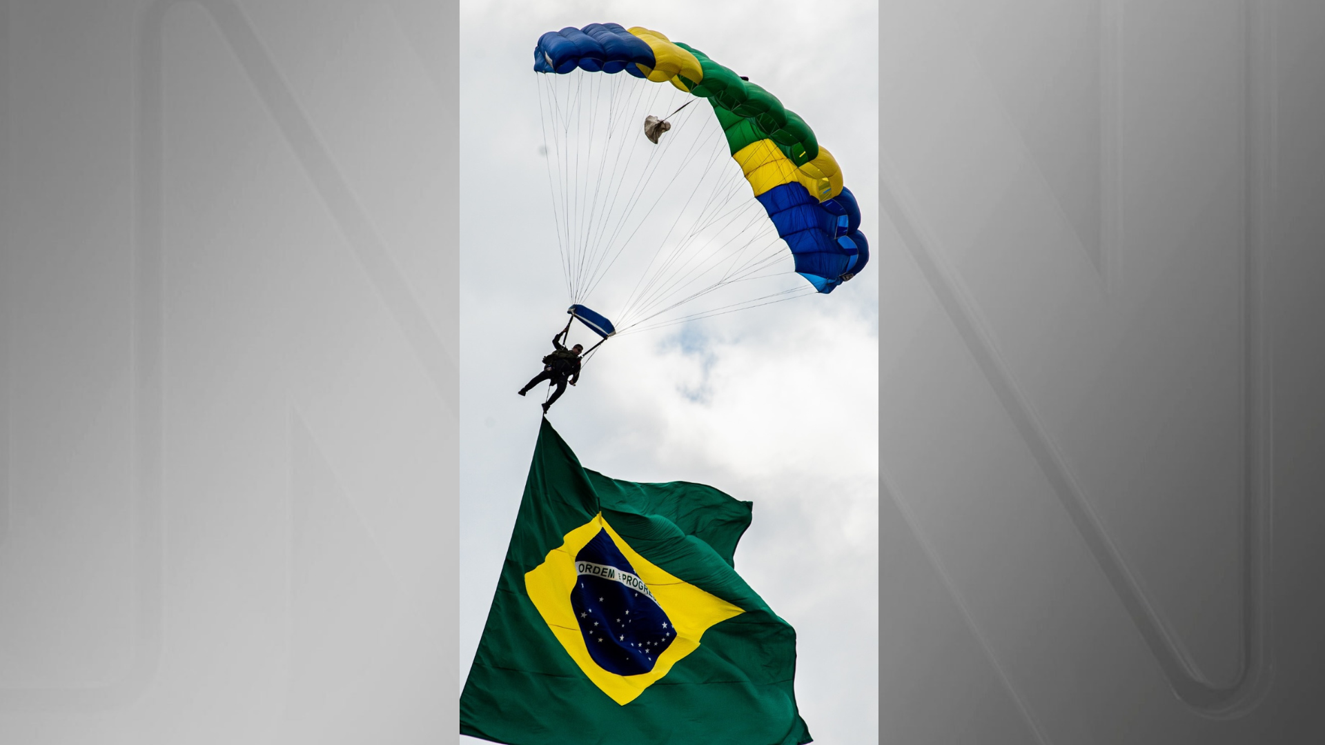 Imagem mostra salto da Brigada de Infantaria paraquedista neste sábado (9) • Divulgação/CavEx