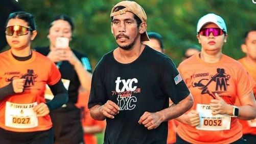Corredor viraliza após concluir prova de chinelo