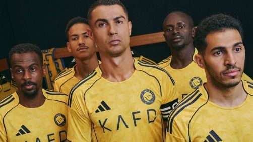 Cristiano Ronaldo com o novo uniforme do Al-Nassr para a temporada de 2025-26