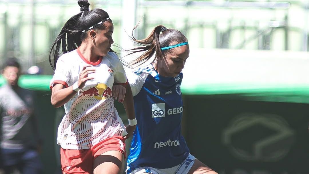 Cruzeiro e Red Bull disputando partida do Brasileirão