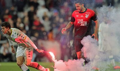 Torcida do Athletico-PR atira sinalizadores no campo e jogo é encerrado