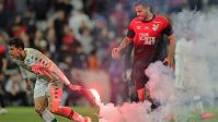 Torcida do Athletico-PR atira sinalizadores no campo e jogo é encerrado