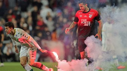 Jogo entre Athletico-PR e Cuiabá é encerrado após arremesso de sinalizadores