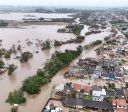 Duas mil pessoas ficam fora de casa após forte chuva alagar cidade no RS