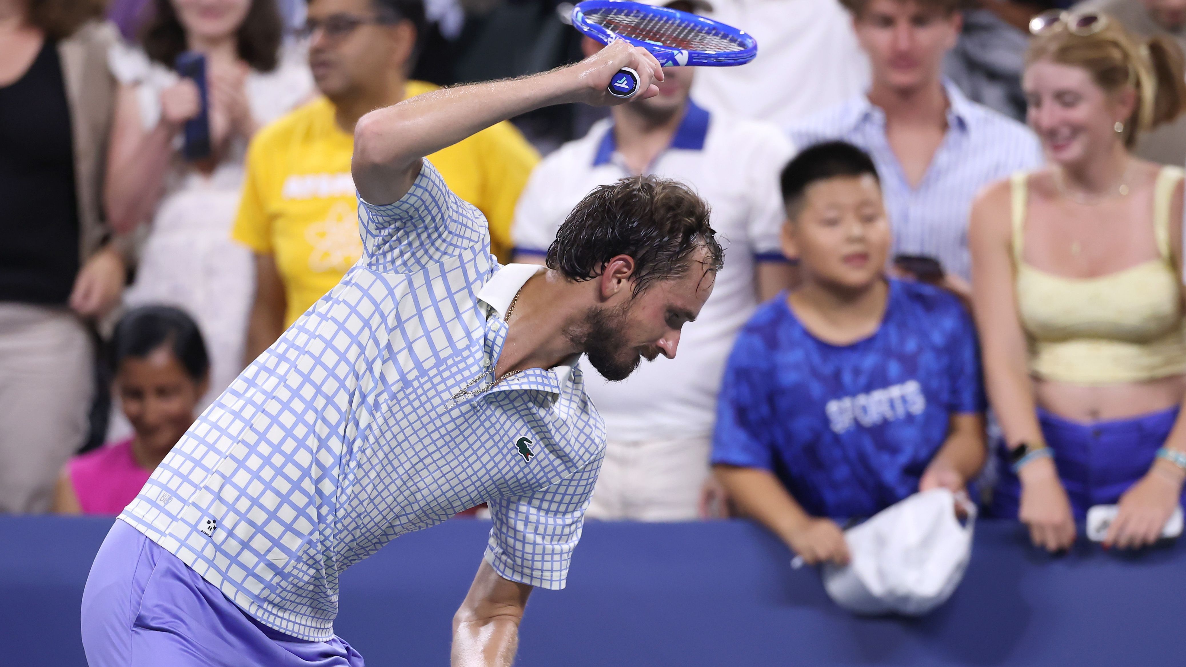 Medvedev destrói raquete após eliminação