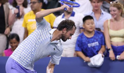 US Open: ex-número 1 do mundo fica furioso com árbitro e destrói raquete