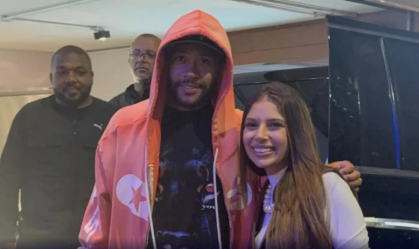 Corinthians: Memphis confunde, tira fotos com fãs de Virgínia e faz convite