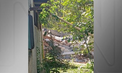 Parte de prédio desaba e é levada por rio em SC; jovem foi soterrado