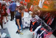 Câmeras de segurança flagram roubo a cliente em loja do Flamengo no RJ