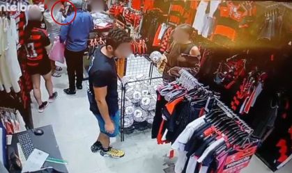 Câmeras de segurança flagram roubo a cliente em loja do Flamengo no RJ