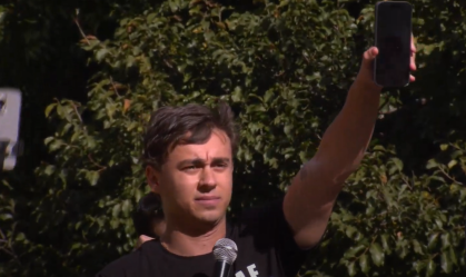 Nikolas exibe Bolsonaro no celular e diz que STF “não está acima do Brasil”