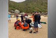 Duas pessoas ficam feridas após queda de parapente, em Florianópolis