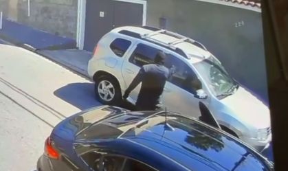 Vídeo: Mulher é alvo de mais de 10 tiros em tentativa de execução no Rio
