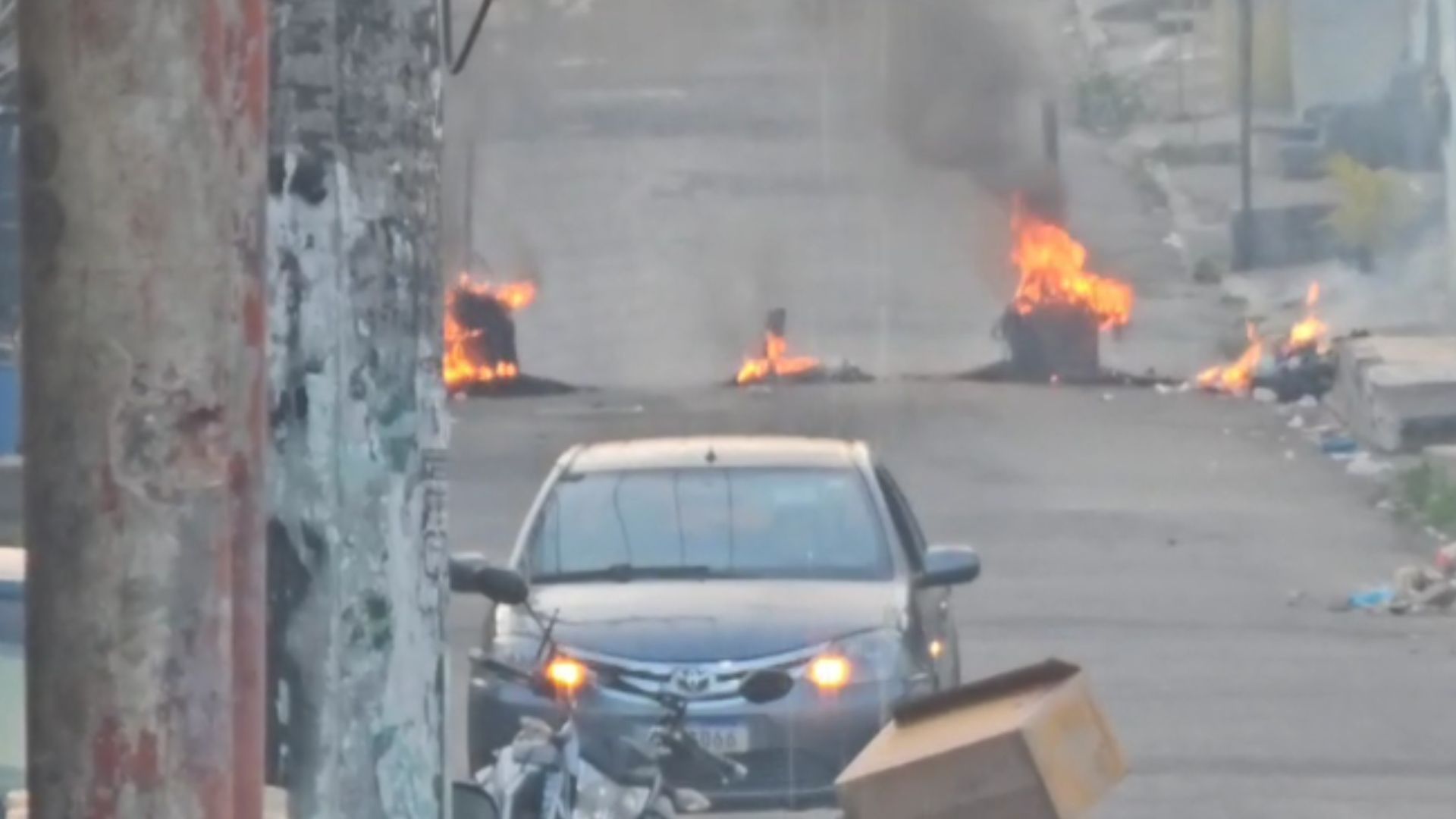 Suspeitos atearam fogo em barricadas nos acessos à comunidade • Reprodução
