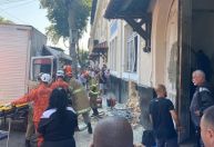 Caminhão desgovernado bate em muro da sede do Vasco no Rio