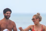 Duda Nagle, ex de Sabrina Sato, se exercita com nova namorada na praia