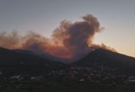 Vídeo em time-lapse mostra incêndio se alastrando em colinas na Grécia