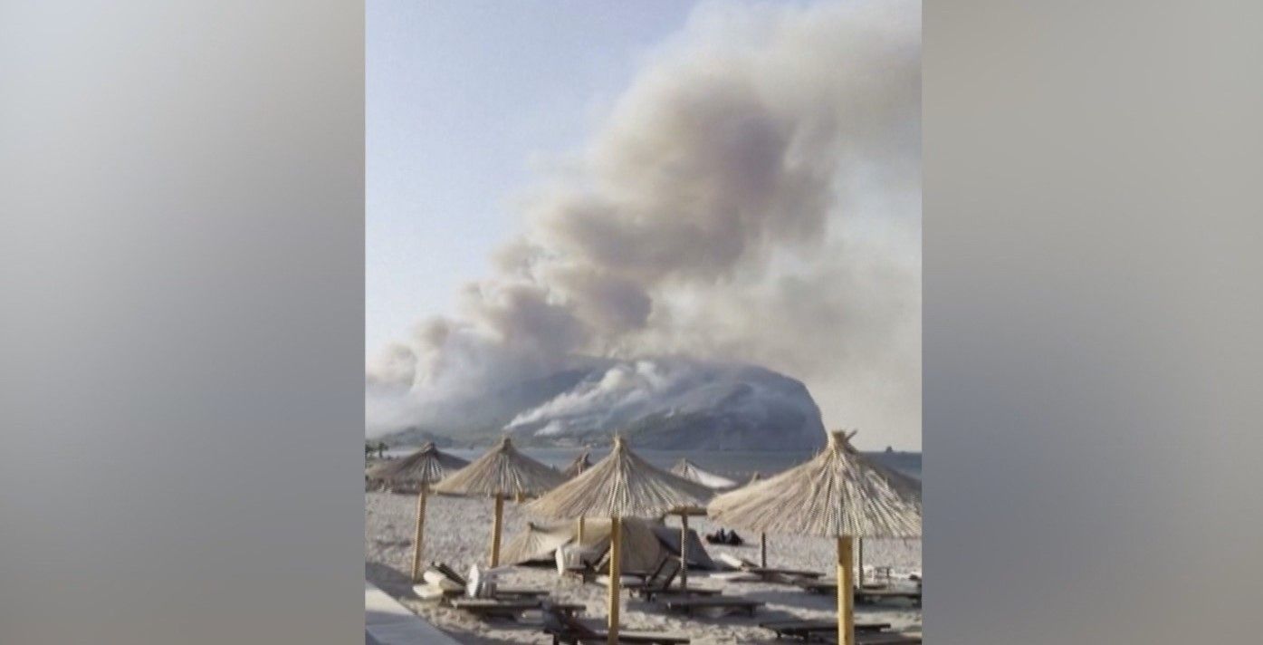 Fumaça de incêndio florestal atinge cidade litorânea nos Bálcãs