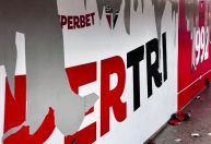 Torcedores do Santos vandalizam estação de metrô com imagens do São Paulo