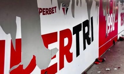 Torcedores do Santos vandalizam estação de metrô com imagens do São Paulo