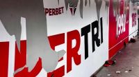 Torcedores do Santos vandalizam estação de metrô com imagens do São Paulo