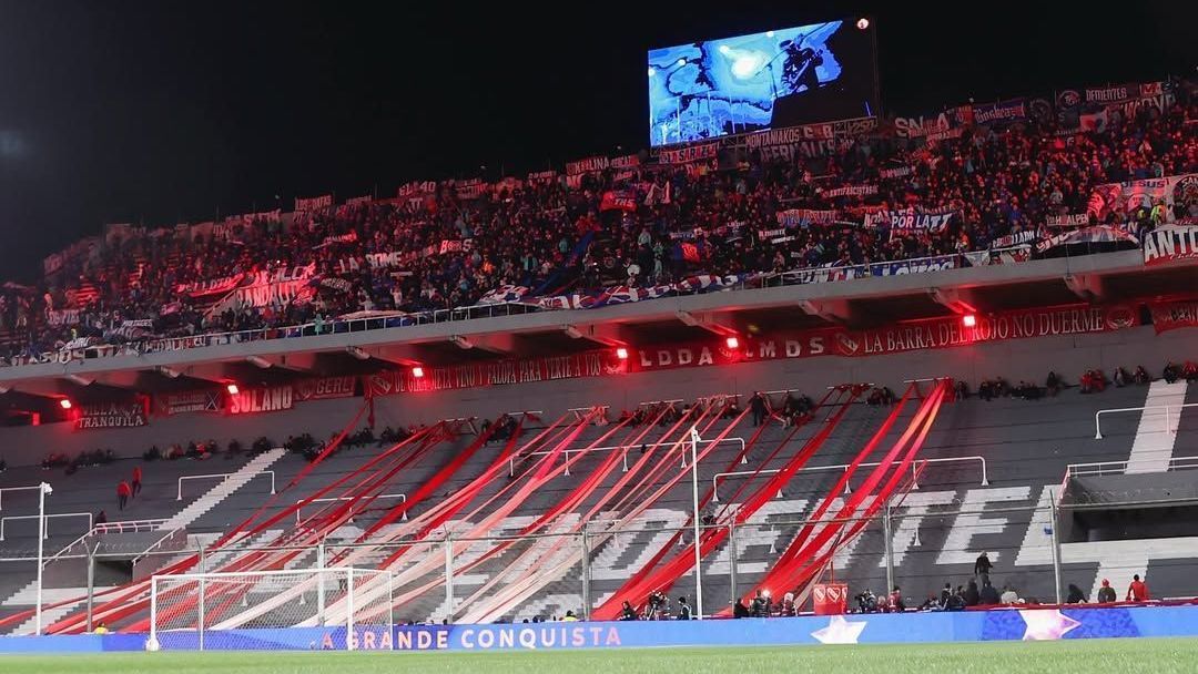 Briga generalizada entre os torcedores da Universidad de Chile e Independiente