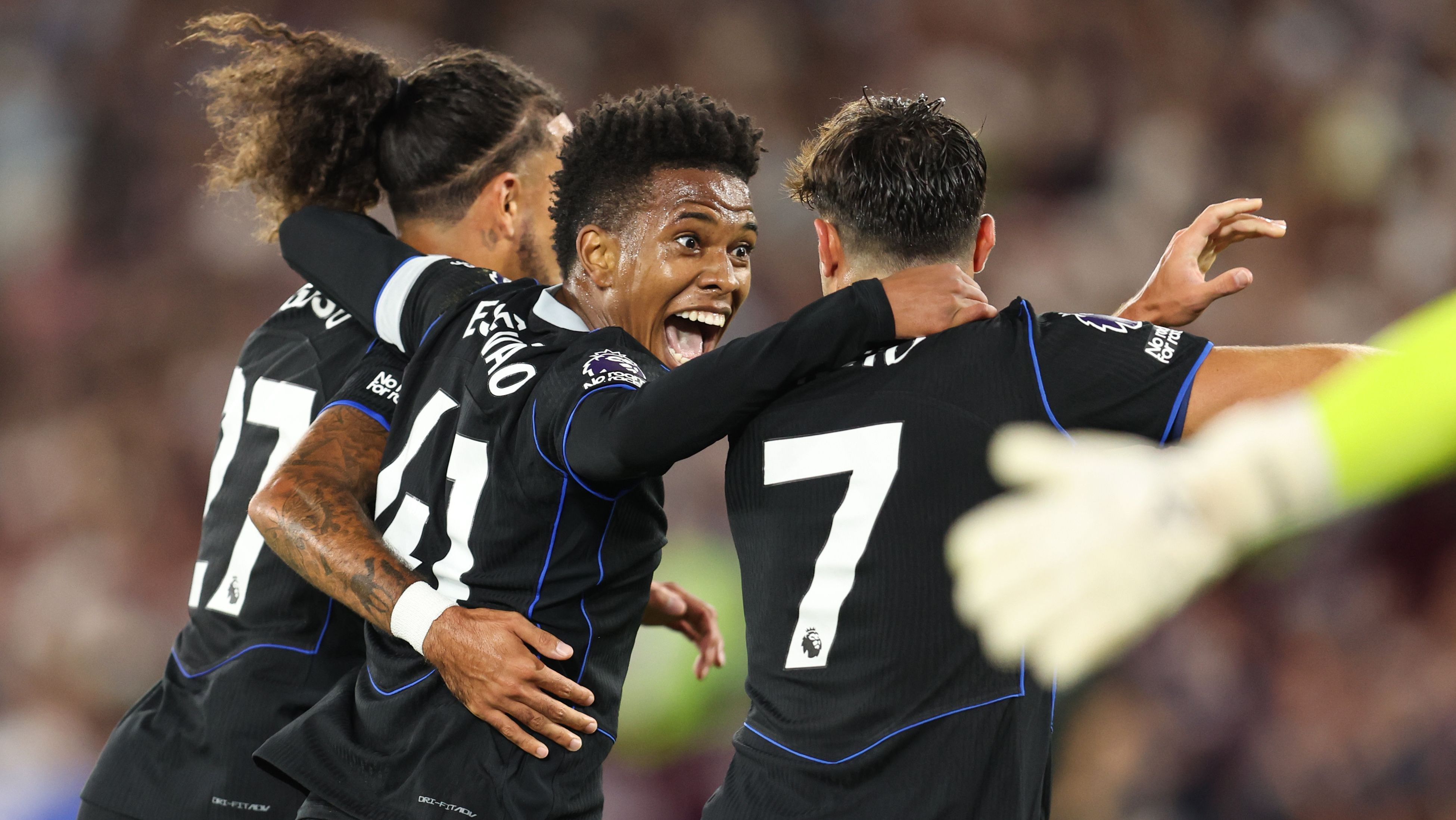 Estêvão comemora assistência contra o West Ham