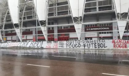 Torcida do Inter protesta no Beira-Rio: "Libertadores é obrigação"