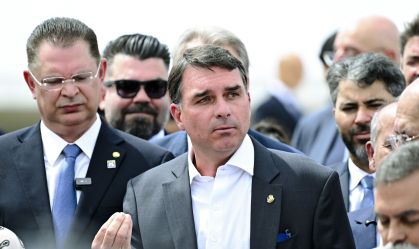 Flávio diz que Bolsonaro é preso político e critica medidas no Dia dos Pais