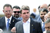À CNN, Flávio defende que Moraes revogue prisão domiciliar de Bolsonaro