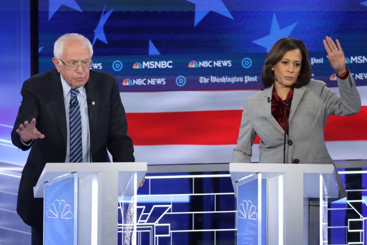 Os então candidatos nas primárias democratas, senador Bernie Sanders e senadora Kamala Harris, no debate presidencial democrata de 20 de novembro de 2019. • Alex Wong/Getty Images