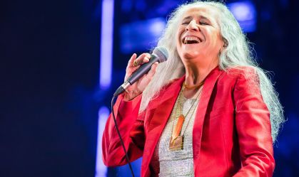 Maria Bethânia se torna 1ª cantora da MPB a ganhar Grammy