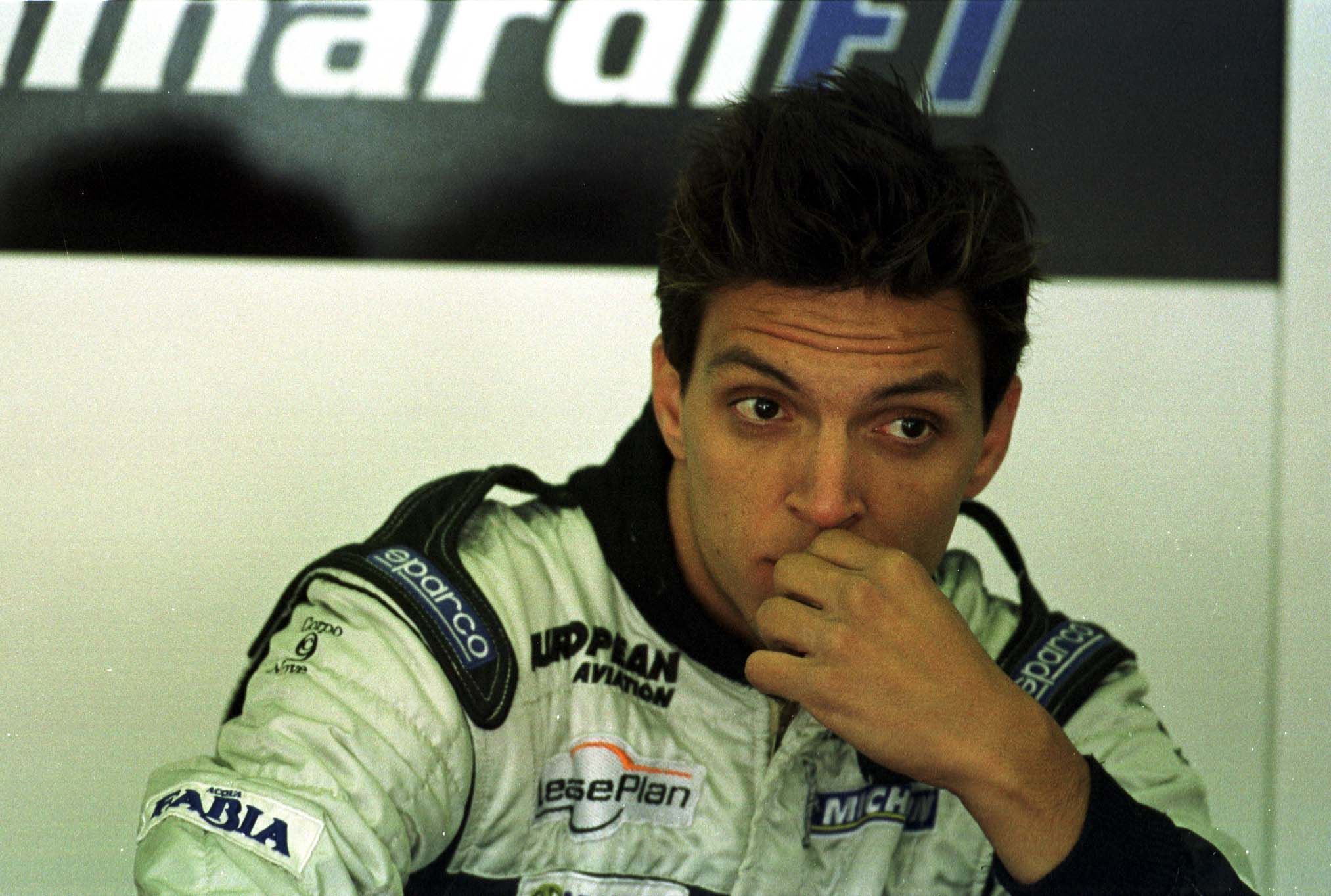 22 de junho de 2001: Piloto brasileiro Tarso Marques na garagem durante a primeira sessão de treinos livres para o Grande Prêmio da Europa em Nurburgring, Alemanha.