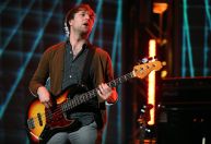 Ex-baixista do Maroon 5 é acusado de violência doméstica; entenda