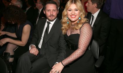 Obituário afirma que ex de Kelly Clarkson namorava ex-assistente da cantora