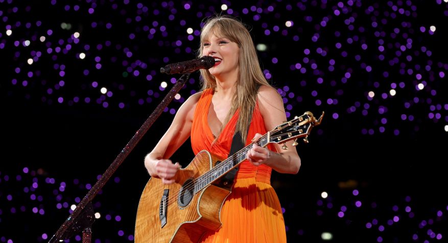 Taylor Swift durante apresentação da "The Eras Tour" • Kevin Mazur/Getty Images